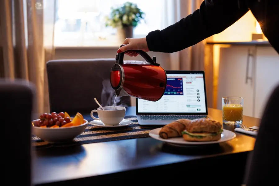 Frukost på skrivbord
