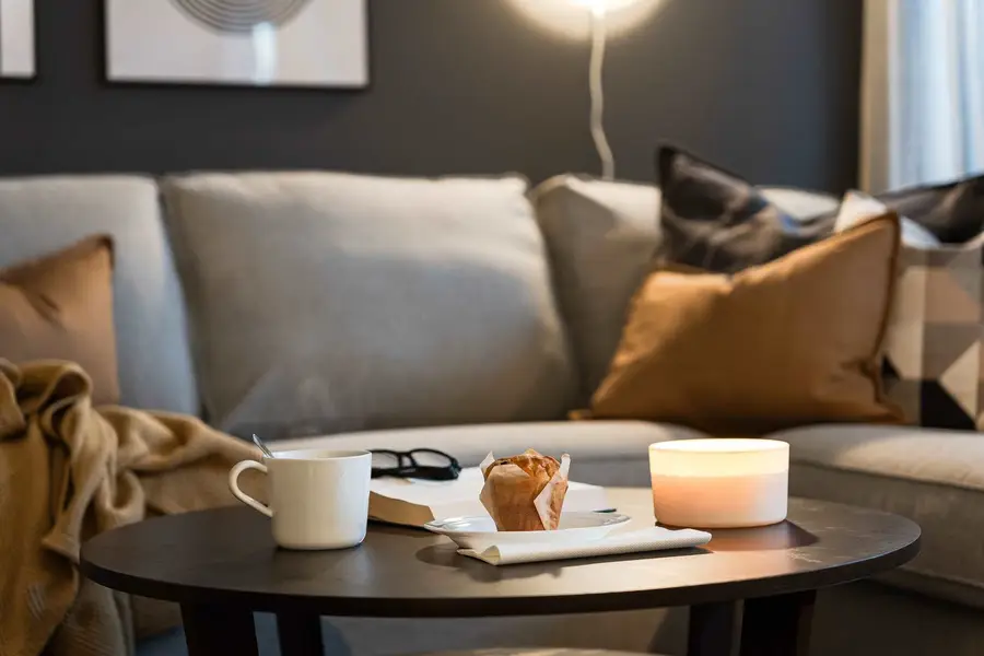 Mysigt vardagsrum med soffbord